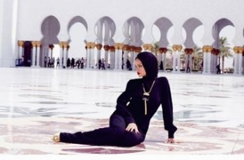 Рианну со скандалом выгнали из мечети 