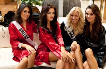 Двух участниц конкурса "Мисс Вселенная" не пускают в Москву