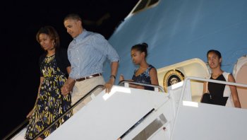 Обама прилетел на Гавайи, где проведет с семьей зимний отпуск