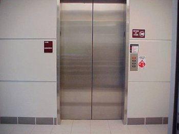 Что делать, если сломался лифт в доме